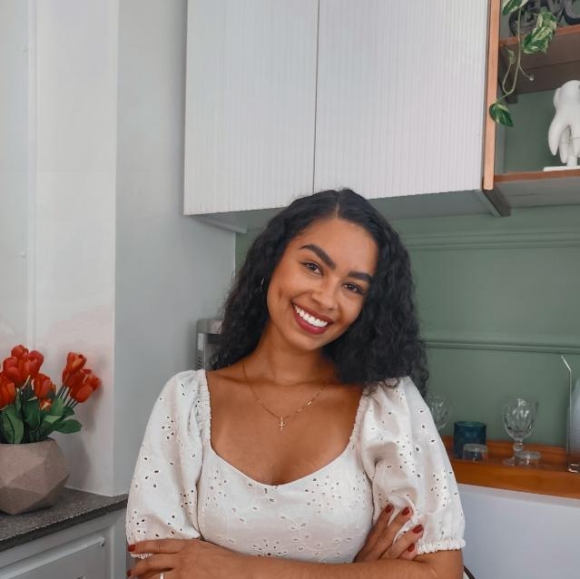 Retrato de perfil da Dra. Angélica Athayde